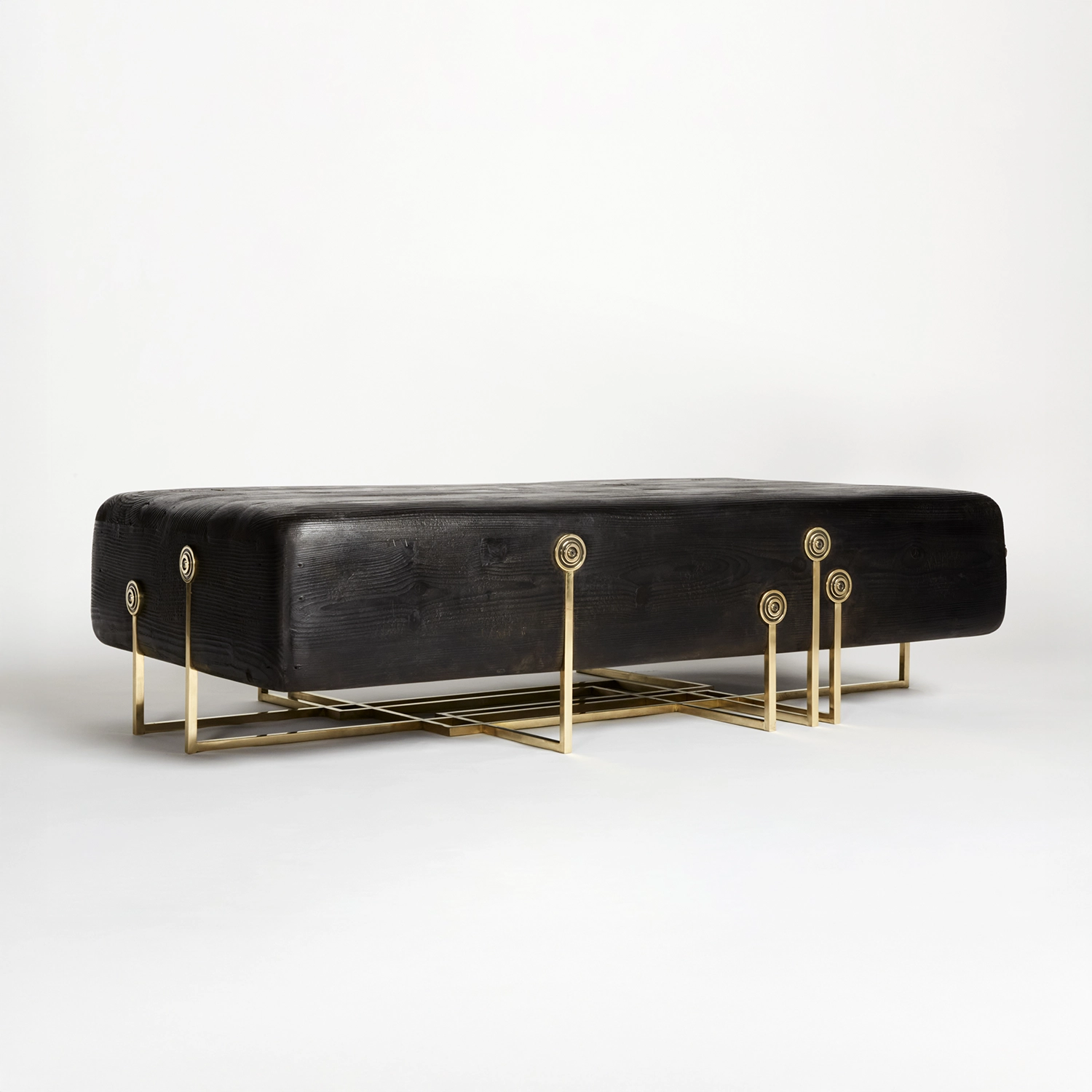 Table-basse-bois-laiton-04-photo-Harry-Matenaer