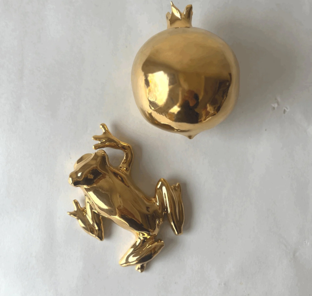Gold Tree Frog by Linda Fahey